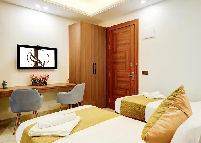 Limewood Stay Premium Studios - Near Sector 29