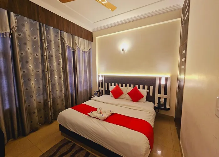 Hotel Kasauli View !! Balcony Rooms ! Terrace ! Restaurant ! Main Highway ! Garden !!