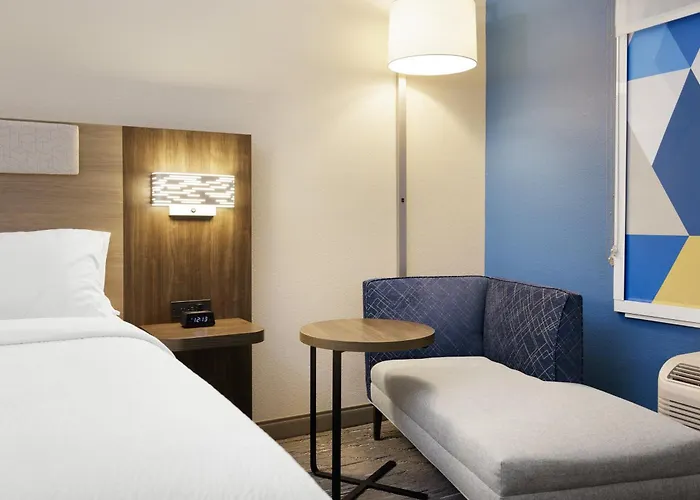Holiday Inn Express & Suites Brady By Ihg