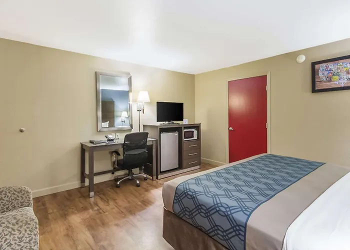 Econo Lodge Inn & Suites I-35 At Shawnee Mission
