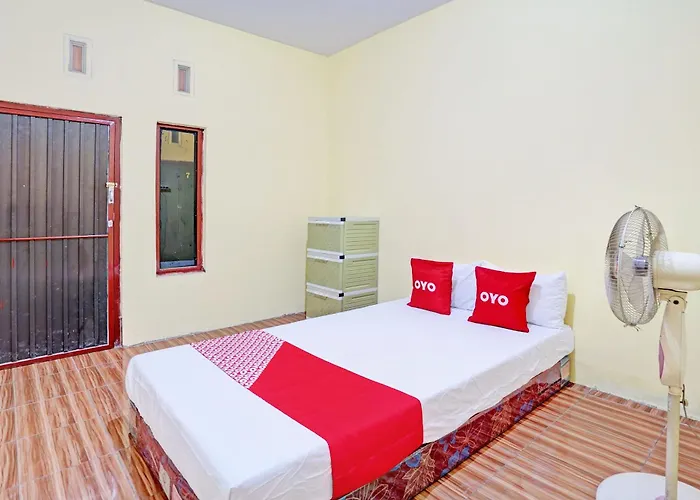Oyo Life 92920 Rumah Kost Azca