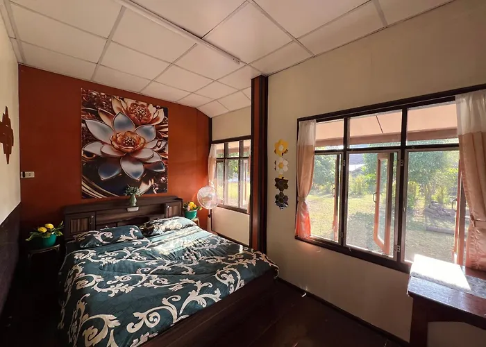 Regal Eagle Guesthouse -Thai House And Garden