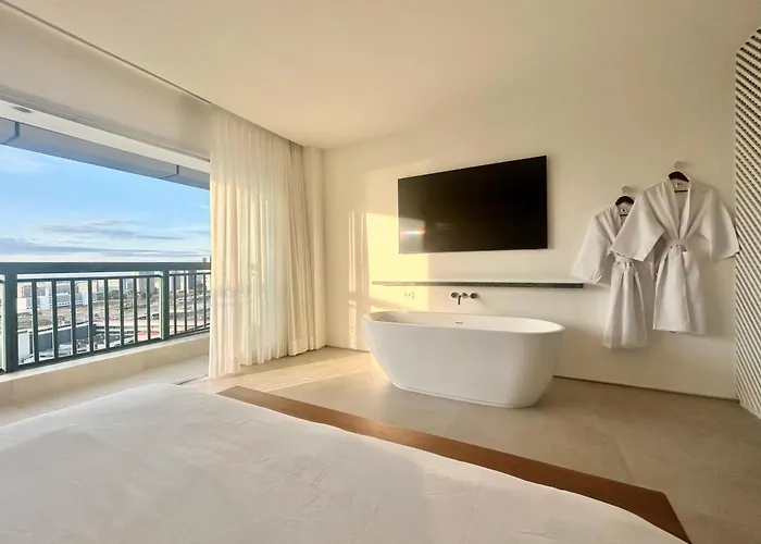 Conforto e Vista Panorâmica com Banheira Hotel Vision TV WiFi Ar Cond e Cozinha