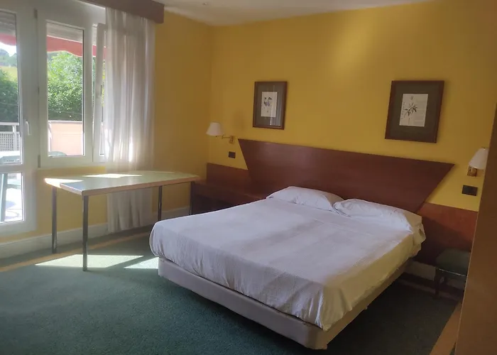 Habitación triple con bañera y terraza HOTEL SUITE MIOÑO