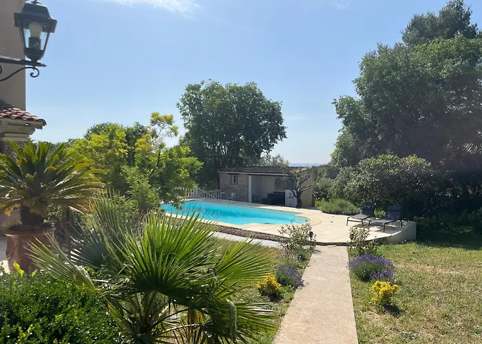 Le mazet en été en garrigue nimoise et parking