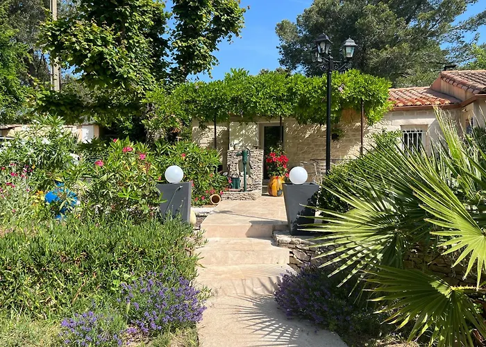 Le mazet en été en garrigue nimoise et parking