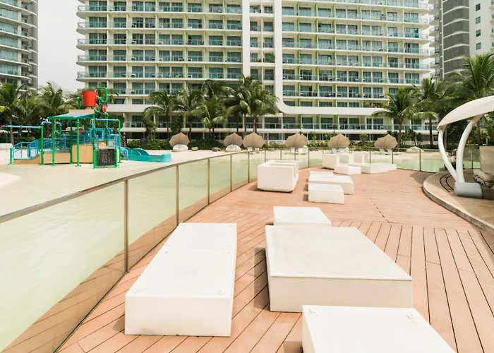 Cozy Green 1 Bedroom Unit With Balcony Azure Bahamas South