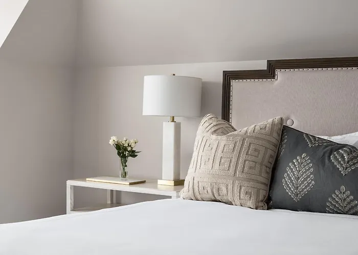 86 State Circle - Luxury Boutique Hotel