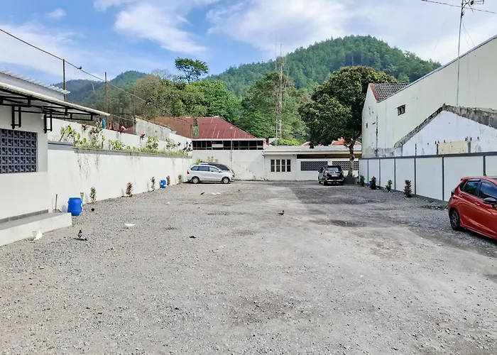 Reddoorz Hotel Tejomoyo Near Bukit Sekipan Tawangmangu