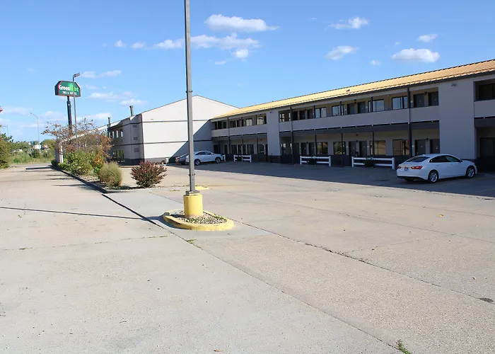 Greenlight Inn & Suites St James