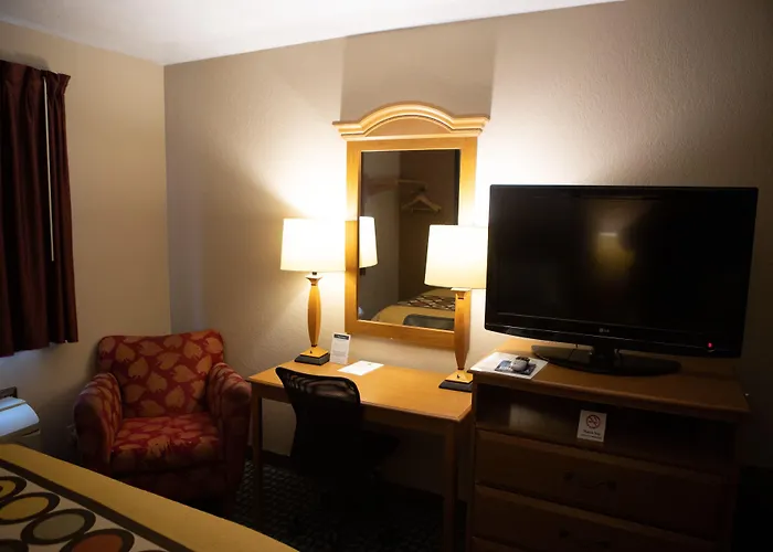 Super 8 By Wyndham Fairmont