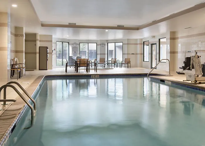 Courtyard By Marriott Jersey City Newport