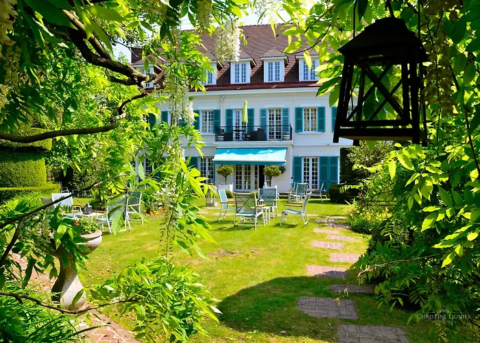 Chateau De Montreuil
