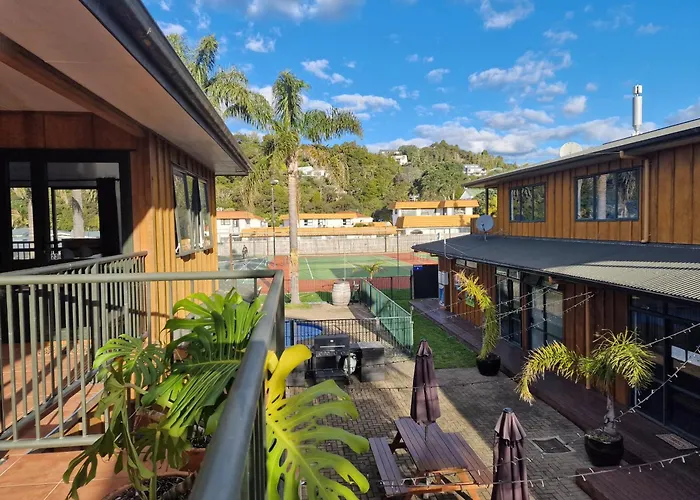Palm Tree Apartments & Backpackers