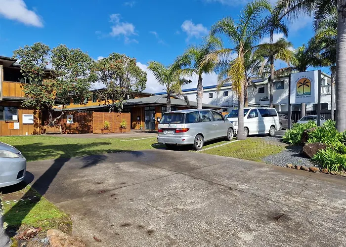 Palm Tree Apartments & Backpackers