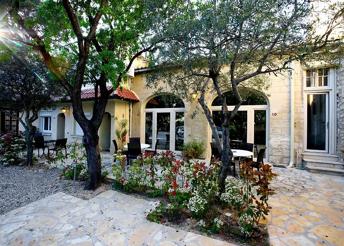 Logis Hôtel - Restaurant Résidence Les Cèdres