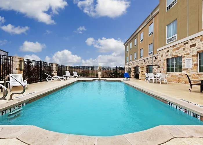 Holiday Inn Express & Suites Brady By Ihg