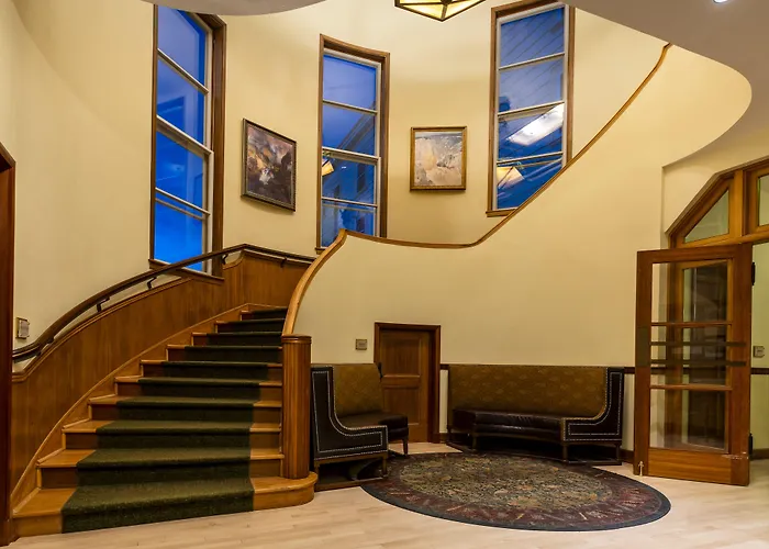 Mammoth Hot Springs Hotel
