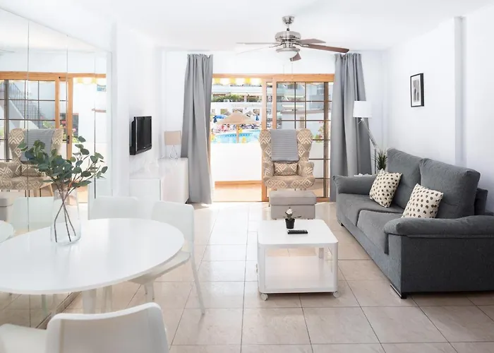 Apartamento De 2 Dormitorios Con Piscina En Costa Adeje