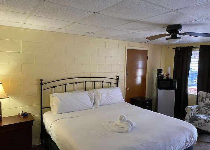 Ji3 - Queen Guest Room Located At The Joplin Inn
