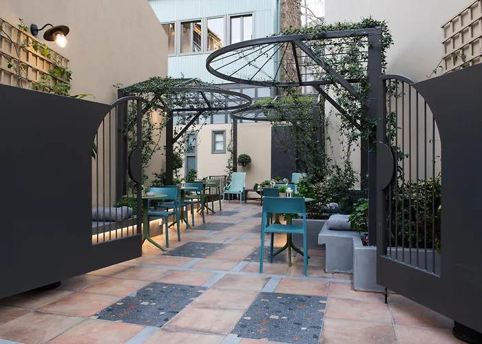 Living Yard Acropolis