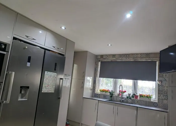 Large Central Lodge Near Heathrow Airport & London With Parking