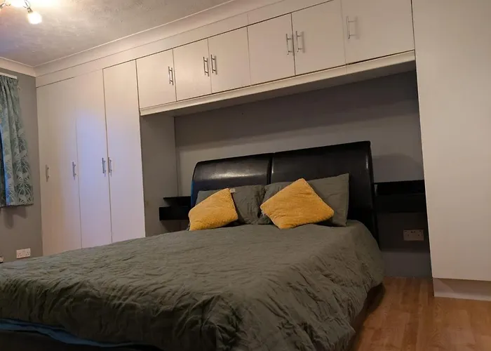 Large Central Lodge Near Heathrow Airport & London With Parking