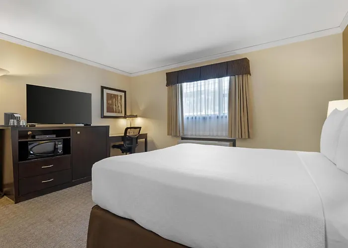 Best Western Plus Baker Street Inn