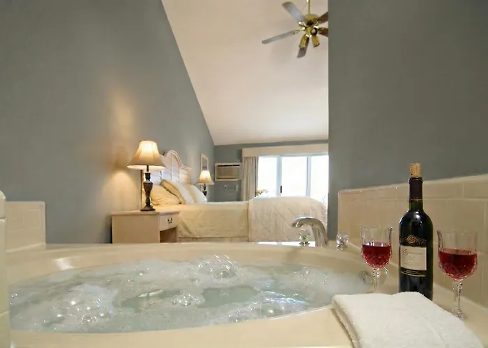 Pointes North Beachfront Hotel - 2 Person Spa Tub Studios