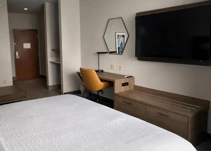 Holiday Inn Express & Suites Bridgeport By Ihg