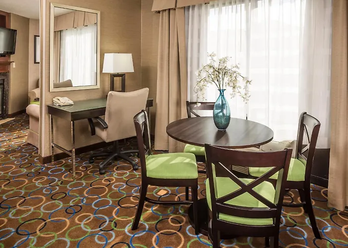 Holiday Inn Express Hotel & Suites Manchester - Airport By Ihg