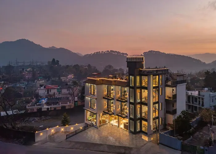 Perfectstayz Luxe Kapilaz With Rooftop Pool & Cafe, Bhimtal