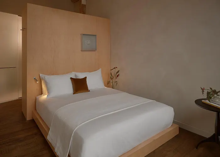 Pocketbook Hotel And Baths