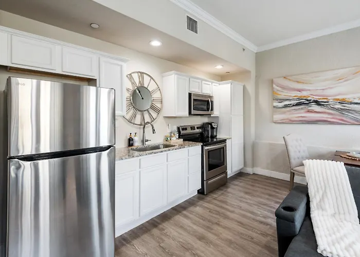 Stunning Apartment W Panoramic Downtown Views!