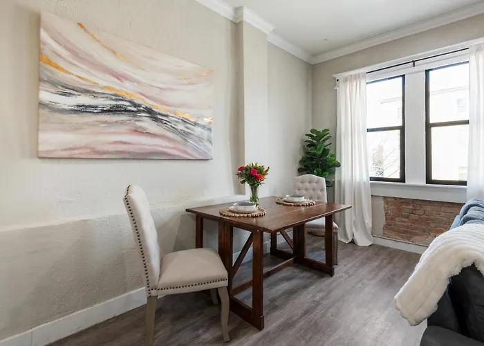 Stunning Apartment W Panoramic Downtown Views!