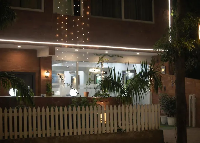 Saffron Inn - Near India Expo Mart