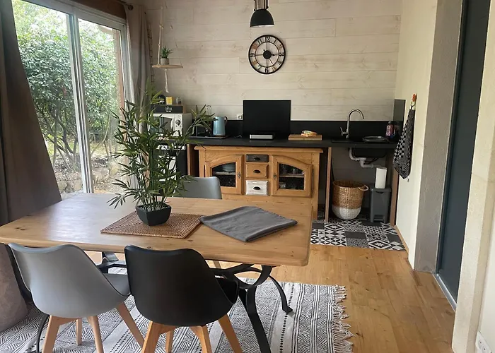La Chambre Haute, sa kitchenette, son spa et son jardin à Nîmes