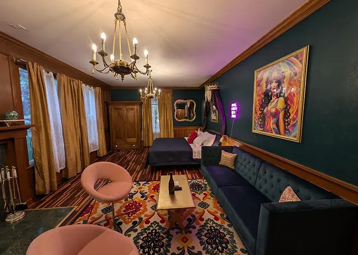 The Queen Hotel- Downtown Luxury