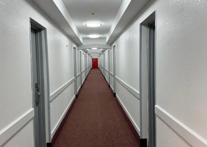 Hilltop Inn & Suites