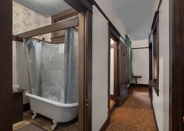 Mccleary Hotel