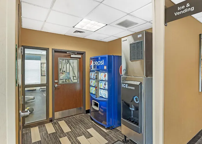 Best Western Plus Chain Of Lakes Inn & Suites