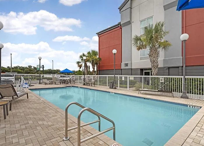 Best Western Plus Chain Of Lakes Inn & Suites