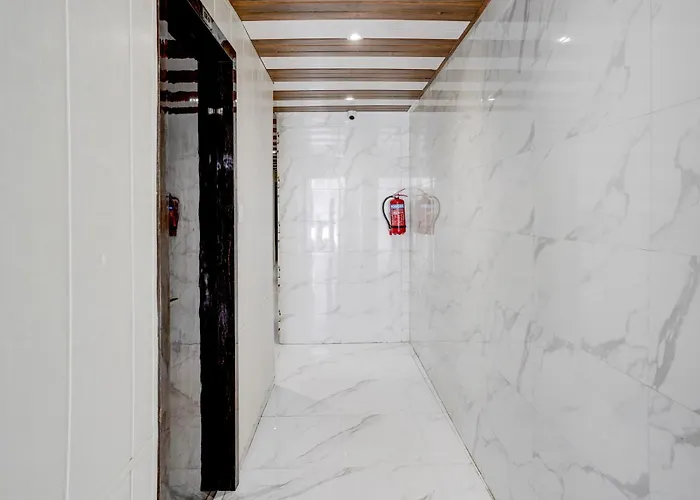 Fabhotel Hans Residency