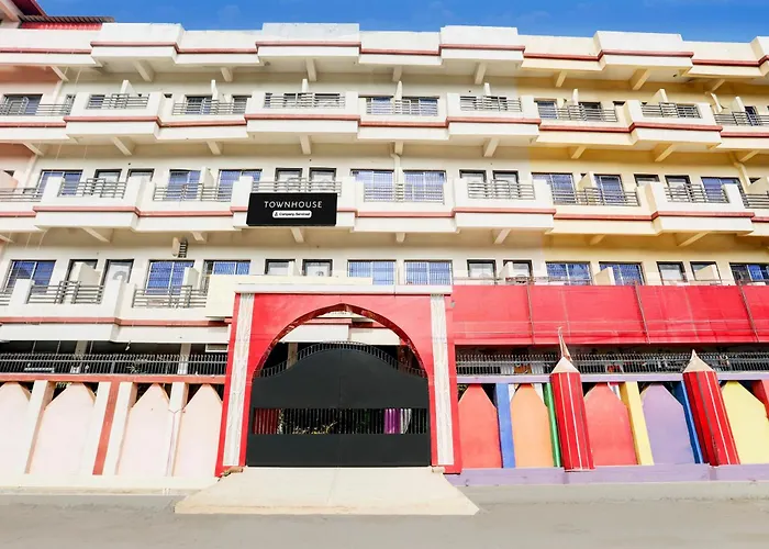 Super Townhouse Divyanagar Formerly Shivam Grand Ranidiha Tiraha