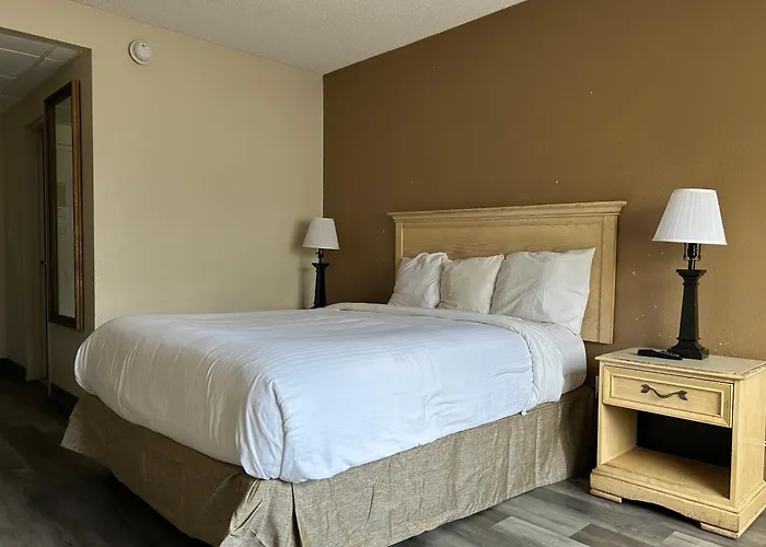 Hilltop Inn & Suites