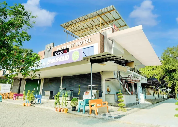 Hotel O Everest