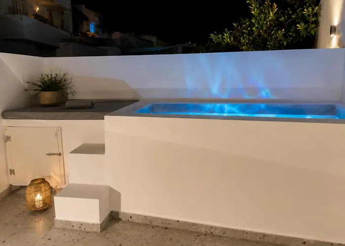 Pattys Desing Suites- Private Hot Tub With Yard- Fira Center