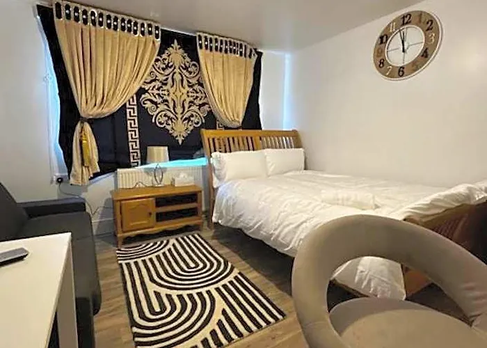 Oyo Unique Guestroom - Farnworth, Easy Access To Bolton