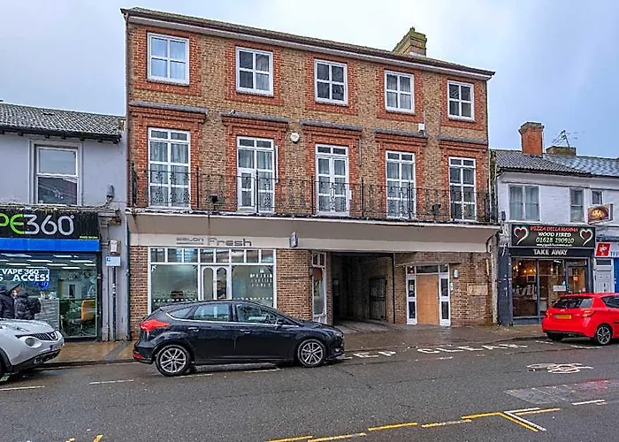 3 Bedroom Apt. 04 + Parking In Maidenhead