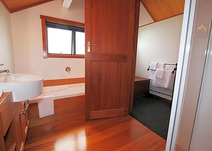 Te Puru Beach Lodge